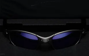 ترافيس سكوت يعيد الحياة لنظارات Oakley X-Metal Juliet﻿ الأسطورية بتعاون محدود