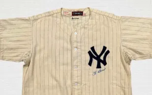قميص نجم البيسبول يوغي بيرا  يحقق 363 ألف دولار في مزاد علني