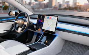 تسلا تدرس دمج نظام "CarPlay" من آبل في سياراتها: هل يتغير نهج الشركة؟