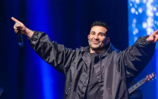 بعد حادث السخنة.. الظهور الأول لأحمد سعد من المستشفى (فيديو)