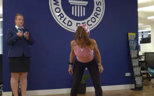 ملكة كرة القدم الحرة تصنع التاريخ في غينيس بتحطيم رقمين قياسيين (فيديو)