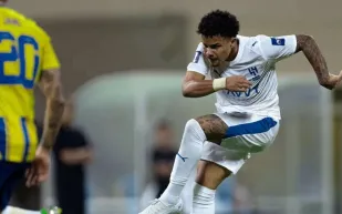 الهلال يتفوّق في الدوحة بثنائية الدوسري وكايو سيزار ويخسر أحد نجومه للإصابة (فيديو) 
