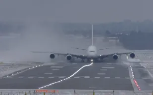 فيديو يوثق مشهد مذهل لإقلاع طائرة إيرباص A380 في برمنغهام وسط العواصف