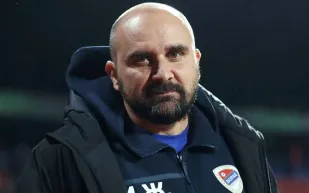 لحظة مفجعة.. انهيار لاعبين بالدوري الصربي عندما إخبارهم بوفاة مديرهم الفني أثناء مباراة (فيديو)