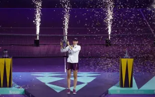 ريباكينا تصنع التاريخ في الرياض وتتوج بلقب البطولة الختامية للتنس