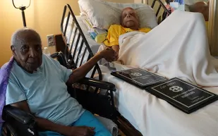 أقدم زوجين على قيد الحياة يحتفلان بـ83 عامًا من الزواج الدافئ (فيديو)