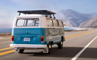 أصبح رمزًا للأمل: ميكروباص فولكس فاجن الشهير يعود للحياة بعد حريق كاليفورنيا 