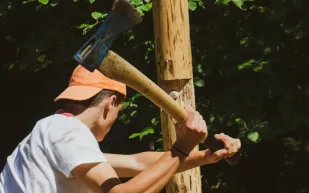 دراسة: تمرين مستوحى من قطع الخشب يعزز التستوستيرون أكثر من كرة القدم