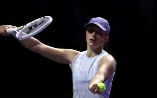 مفاجأة بالرياض: ريباكينا تُسقط شفيونتيك في البطولة الختامية للتنس (فيديو) 