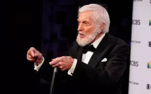 فيلم وثائقي يحتفي بأسطورة الشاشة ديك فان دايك في عامه المئة: رحلة عمر من الإبداع والبهجة