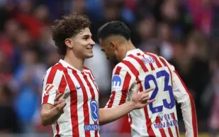 أتلتيكو مدريد يهزم إشبيلية بثلاثية ويعزز موقعه في المربع الذهبي (فيديو)