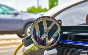 فولكس فاجن تُسهّل الشحن لملاك سياراتها الكهربائية: الوصول إلى شواحن تسلا قريبًا
