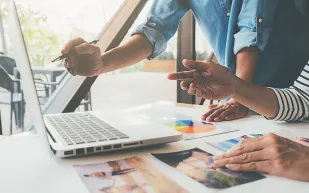 كيف تنافس الشركات الناشئة على المواهب دون رواتب مرتفعة؟