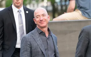 جيف بيزوس يضيف 10 مليارات دولار إلى ثروته بعد صفقة تاريخية