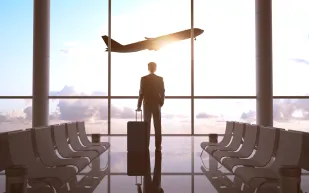 كيف تختار مقعدك في الطائرة لتقليل احتمالية الإصابة بالعدوى؟ خبير يجيب