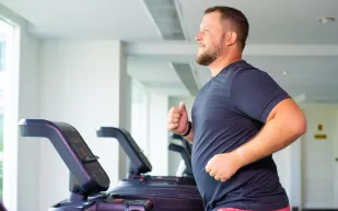 كيف يجعل المشي دماغك أكثر دقة في تفسير الأصوات؟ دراسة تكشف