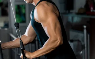 الأوزان الحرة أم الأجهزة أفضل لبناء العضلات؟.. دراسة توضّح