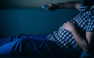 هل يضر الوزن الزائد بأذنك؟ دراسة تربط السمنة بطنين الأذن المزمن