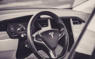 وسط ذهول الجماهير: سائق تسلا يقتحم حلبة دراجات نارية ويُوقف السباق  (فيديو)