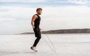 استيقظ وقفز 50 مرة!.. تحدٍ بسيط من تيك توك يغزو عالم اللياقة 