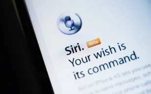 هل نقول وادعًا لـ Siri ؟ آبل تمهّد لمساعدين جديدين عبر الزر الجانبي 