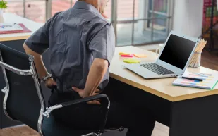 وداعًا لتوتر العضلات: تمارين مكتبية سريعة لراحة ظهرك ورقبتك