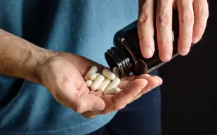 علكة الكرياتين أم المسحوق؟ خبراء يوضحون أيهما أكثر فعالية