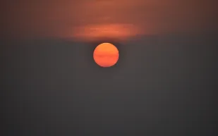 اختفاء الشمس.. ظاهرة فريدة تحبس مدينة كاملة في الظلام 65 يومًا