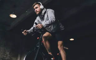 هل ممارسة الرياضة قبل النوم مضرة حقًا؟ خبراء يوضحون الحقيقة