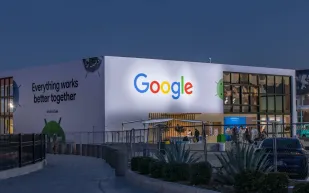 جوجل تطلق أول إعلان تلفزيوني مُولّد بالكامل بالذكاء الاصطناعي (فيديو)