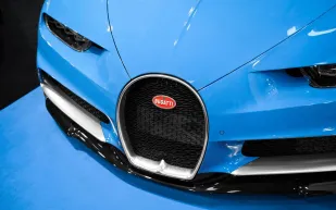 أكبر تجمع في تاريخ بوغاتي: أكثر من 70 سيارة «فيرون» تضيء سماء لاس فيغاس