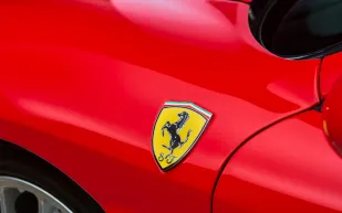 سيارات فيراري تخطف الأضواء من اليخوت في شوارع موناكو الفاخرة (فيديو)