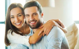 حس الدعابة يتفوق على الجمال… دراسة تكشف تفضيلات النساء