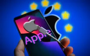 "آبل" تقترب من إطلاق أول آيفون قابل للطي.. وهذا الموعد المتوقع للإطلاق