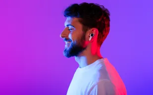 كيف تتناغم عيوننا مع الموسيقى دون وعي؟ دراسة جديدة تكشف