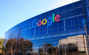 "غوغل" تطوّر تجربة Google Photos بميزات تحرير ذكية