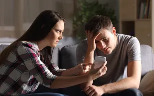 علامات تحذر من خيانة الشريك في العلاقة: دراسة جديدة تكشفها