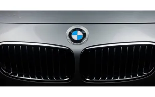 لقطات مسرّبة جديدة تكشف ملامح سيارتي M3 وX3 M الكهربائيتين من BMW (فيديو)