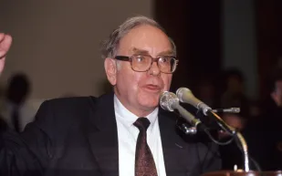 وارن بافيت يعلن اعتزاله رسميًا بعد 60 عامًا من القيادة