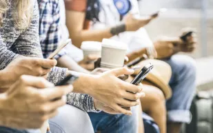 جيل زد في أزمة ثقة: هل يخافون من الحديث وجهاً لوجه؟