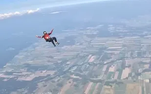 36 دورانًا في السماء.. مغامر كندي يدخل موسوعة غينيس بقفزة تاريخية (فيديو)