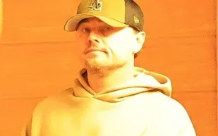 ليوناردو دي كابريو يترك قناعه ويظهر مع صديقته في نوبو  