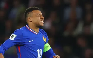 كيليان مبابي يغادر معسكر فرنسا ويستأنف برنامجه العلاجي في مدريد