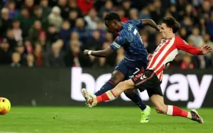 سندرلاند يفرض تعادلاً مثيرًا على أرسنال ويشعل سباق الصدارة (فيديو)