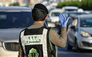 أكتاف الطرق ليست للتجاوز.. المرور السعودي يحذر السائقين من المخاطر