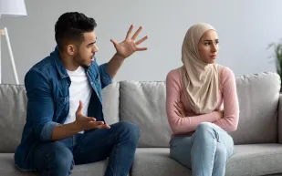 أخطاء لا تُرى بالعين لكنها تصيب القلب: أنماط سلبيّة في حياة الزوج