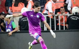 لقطة الموسم في تركيا: حارس مرمى يحتسي الشاي أثناء المباراة! (فيديو)