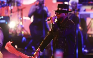 رابر يبيع سيارات بـ30 مليون دولار مقابل 900 ألف فقط.. ما القصّة؟