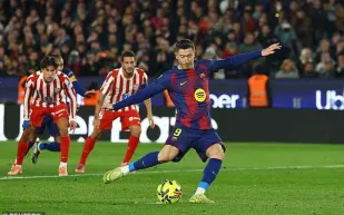 أسوأ ركلة جزاء في تاريخ الليغا؟ جماهير برشلونة تسخر من ليفاندوفسكي (فيديو)