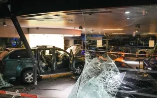 حادث مروع: سائق يقتحم صالة عرض ماكلارين ويتسبب في أضرار كبيرة (فيديو)